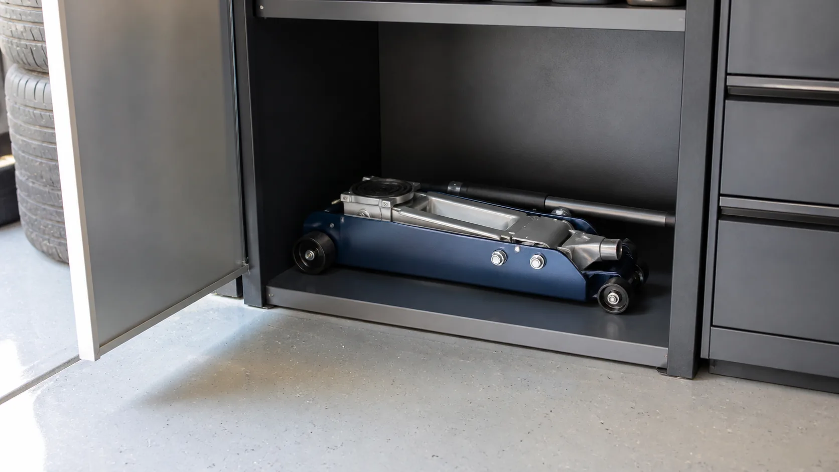how to store a floor jack featured image